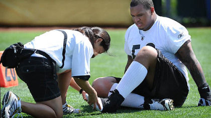 Steeler offensive lineman Maurkice Pouncey has injured his left toe examined by assistant athletic trainer Ariko Iso during Wednesday's practice.