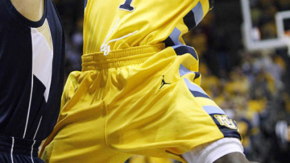 Marquette's Darius Johnson-Odom drives to the basket against Pitt's Gary McGheein the first half.