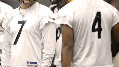 Steelers quarterback Ben Roethlisberger shares a laugh with Byron Leftwich.