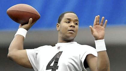 Steelers quarterback Byron Leftwich goes through drills at spring practice on the South Side, Tuesday.