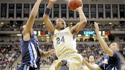 Pitt's Jermaine Dixon drives to the basket against Villanova in the first half Sunday.