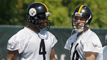 Steelers quarterbacks Byron Leftwich, left, and Charlie Batch confer during practice.