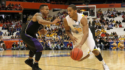 West Virginia's Wellington Smith drives against Washington's Isaiah Thomas.