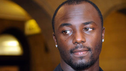 Steelers' wide receiver Santonio Holmes is being sued for for assault and battery.
