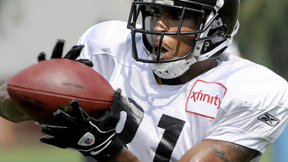 Steelers wide receiver Arnaz Battle pulls in a pass during training camp at St. Vincent College in Latrobe Thursday.