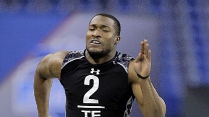 Pitt tight end Dorin Dickerson runs the 40-yard dash Saturday at the scouting combine in Indianapolis.
