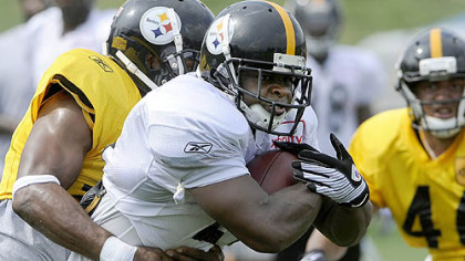Steelers running back Mewelde Moore carries the ball during training camp at St. Vincent College in Latrobe Thursday.