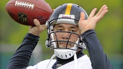 Quarterback Charlie Batch re-signed with the Steelers for two years.
