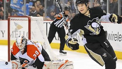 Chris Kunitz's goal late in the first period pulled the Penguins even with the Flyers.