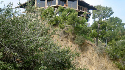 This house perched high above Hollywood in Los Angeles, California, belongs to film director Ron Howard, says Ted Schmidt, a guide for Skyline Tours.