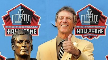 Steelers defensive cooridinator Dick LeBeau is honored as he gets inducted to the Pro Football Hall of Fame.