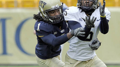 Jeremiah Davis, left, looks to break up a pass to Cam Saddler.