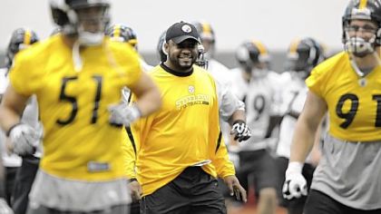 Steelers head coach Mike Tomlin watches as his team goes through drills.