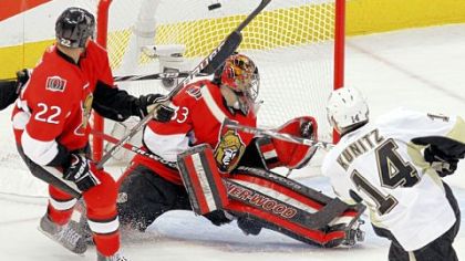 Chris Kunitz beats Ottawa's goalie Pascal Leclaire to put the Penguins up, 6-3, late in the second period. Chris Kelly tries to help for the Senators.