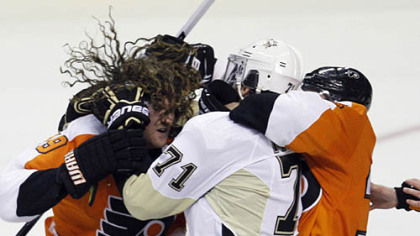 Evgeni Malkin (71) and the Flyers' Scott Hartnell get tangled up during a fight in the third period Sunday in Philadelphia.