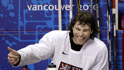Former Penguins captain Jaromir Jagr jokes with teammates during the Czechs' practice Sunday.
