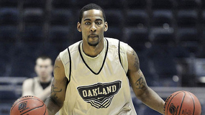 Oakland's Keith Benson practices.