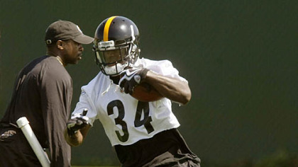 Steelers running back Rashard Mendenhall goes through drills during practice.