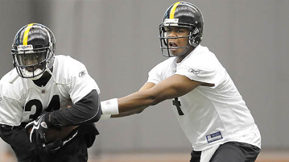 Steelers quarterback Byron Leftwich hands off to Rashard Mendenhall.