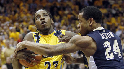 Marquette's Dwight Buycks drives to the basket against Pitt's Jermaine Dixon in the first half.