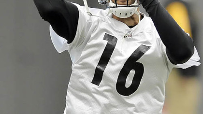 Steelers quarterback Charlie Batch throws during drills.