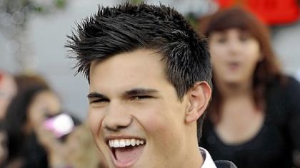 Taylor Lautner praises his film "Abduction," which is being shot in Pittsburgh.