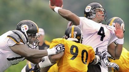Byron Leftwich drops back to pass during team drills at training camp Thursday in Latrobe.