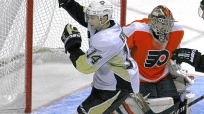 Chris Kunitz scores against Flyers' Sergei Bobrovsky in the first period Saturday night.
