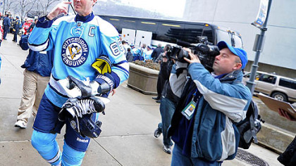 Penguins owner Mario Lemieux arrives in unform at Heinz Field.