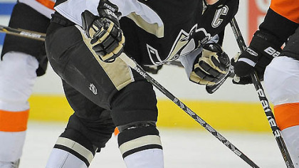 Sidney Crosby battles for loose puck against the Flyers Andreas Nodl in the third period.