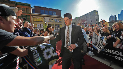Penguins captain Sidney Crosby walks the red carpet and takes time to sign autographs before entering Consol Energy Center.