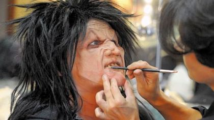 Lake Fong/Post-Gazette
Christine Wandishin, 46, of Monessen applies makeup to Nikki Meeth, 28, of Pittsburgh during class.