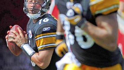Steelers quarterback Charlie Batch drops back to pass Sunday against the Tampa Bay.