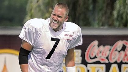 Ben Roethlisberger shares a laugh with Dick LeBeau, not pictured, before the start of afternoon drills Thursday.